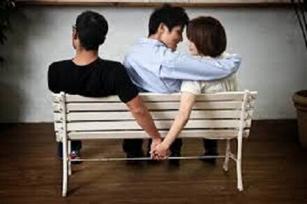 મહેશે પણ આ હાલતમાં પત્નિને જોઈને હોબાળો મચાવ્યો હતો. મહેશે પોલીસ કંટ્રોલ રુમમાં ફોન કરતા નવરંગપુરા પોલીસ તુરંત હૉટલ ઉપર દોડી ગઈ હતી. હૉટલના રૂમમાં મહેશ તેના પ્રેમી પ્રભાકર ઓમકાર વશિષ્ઠ (ઉ.૩૦ રહે. આતિથ્ય રેસીડેન્સી, કોટેશ્વર રોડ, મોટેરા) સાથે મળી આવી હતી.