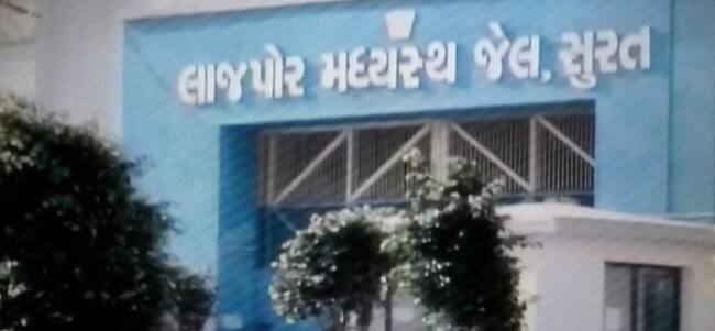 લાજપોર જેલના જેલર ચૌધરીના જણાવ્યા અનુસાર કેદીઓએ શિવરાત્રી નિમિત્તે સામુહિક ભજનની મંજુરી માંગી હતી. પરંતુ, જેલમાં સામુહિક ધાર્મિક કાર્યક્રમ પર પ્રતિબંધ હોવાથી મંજુરી આપવામાં આવી નથી. જેલમાં દરેક ધર્મના લોકો પોતાના બેરેકમાં ભજન સહિતના ર્ધાર્મિક કાર્યક્રમો કરી શકે છે.