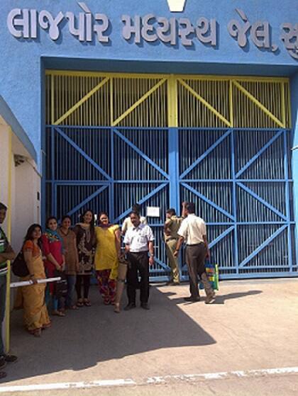 જેલ ના સત્તાધીશો એ પરવાનગી ન આપતા હાર્દિક પટેલ ના સમર્થક અને કોંગ્રેસ ધારાસભ્યના ઉમેદવાર જે હત્યા ના પ્રયાસ મા જેલવાસ ભોગવી રહ્યા છે તેઓ 100થીવધુ કેદીઓ સાથે ભૂખ હડતાળ પર ઉતાર્યા છે. જીગ્નેશ મેવાસા તેમજ કાચા કામ ના કેદીને ટિફિન ઘરેથી પોહચડવા મા આવે છે ત્યારે 2 દિવસ થી ટિફિન પરત આવતા સમગ્ર મામલો બહાર આવ્યો હતો.