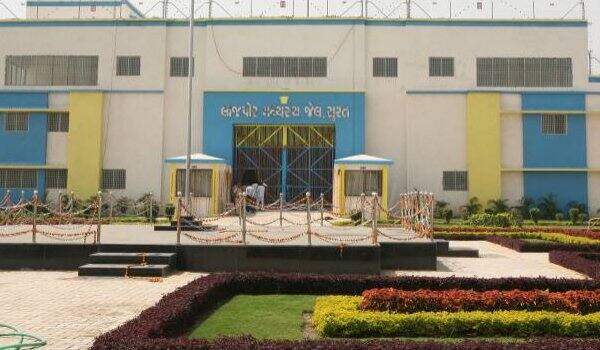 શિવરાત્રી ના દિવસો મા કેદીઓને ભજન કીર્તન કરવું છે અને જેલ ના અધિકારી ઓ એ પરવાનગી નહીં આપતા અન્ન નો ત્યાગ છેલ્લા 2 દિવસ થી કરવામાં આવ્યો છે. જોકે સમગ્ર મામલે જેલના સત્તાધીશોએ કંઈપણ કહેવાનો ઇન્કાર કર્યો છે ત્યારે જેલવાસ ભોગવી રહેલા કેદીઓના પરિવારજનોએ આ બાબતે માહિતી આપી હતી.