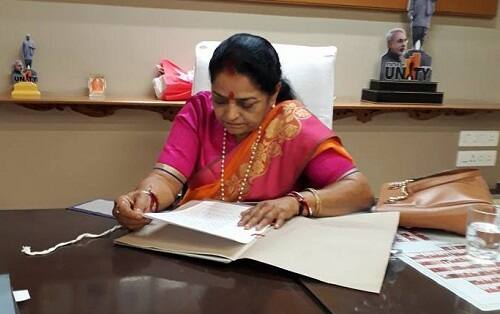 આ અંગેનો કેસ એડિશનલ ચીફ જ્યુડિશિયલ મેજિસ્ટ્રેટ જે.જી.દામોદ્રાની કોર્ટમાં ચાલી જતાં અદાલતે આચારસંહિતા ભંગ મામલે વીડિયોગ્રાફી સહિતના પુરાવા ધ્યાને લઈ તત્કાલિન ધારાસભ્ય નીમાબહેન આચાર્ય, કાંતિલાલ અમૃતિયા અને ભાજપના પૂર્વ આગેવાન અને હાલના પાસના અગ્રણી મનોજ પનારાને એક-એક વર્ષની કેદ અને એક હજારના દંડની સજા ફટકારી હતી. 