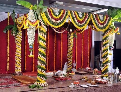 રાજકોટ: રાજ્યમાં બાળ લગ્નનું પ્રમાણ વધ્યું છે ત્યારે સમાજ સુરક્ષા વિભાગે માત્ર 9 વર્ષની છોકરીના લગ્ન અટકાવી બાલિકા વધૂ થતી અટકાવી છે. મોરબીના હળવદમાં ઝુપડપટ્ટી વિસ્તારમાં રહેતા ભાઇ-બહેનના લગ્ન લિંબડી રહેતા બીજા ભાઇ-બહેન સાથે એટલે કે સામસામા લગ્ન કરવાના હતા. મોરબી સમાજ સુરક્ષા વિભાગની ટીમ એક દિવસ પહેલા જ સ્થળ પર પહોંચી ગઈ હતી. ભાઇ-બહેનના ઉંમરના પૂરાવા માંગ્યા હતા. સુરક્ષા ટીમે કાગળો તપાસતા દિકરીની ઉંમર માત્ર નવ વર્ષ જ્યારે દિકરાની ઉંમર 17 વર્ષ હોવાની માલૂમ થતા બંનેનો કબ્જો લેવામાં આવ્યો છે. આ નવ વર્ષની બાળકીના લગ્ન લિંબડીના 19 વર્ષના યુવાન સાથે થવાના હતા. 