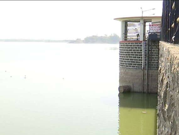 બીજી બાજુ મનપા કમિશનર અને શાસક પક્ષ ભાજપ મક્કમ છે કે પાણી કાપ નહી આવવા દઇએ સરકાર નર્મદાના નીર આપશે. રાજકોટને દરરોજ 330 એમએલડી પાણીની જરૂરિયાત છે જે ઉનાળા દરમિયાન વધી શકે છે.