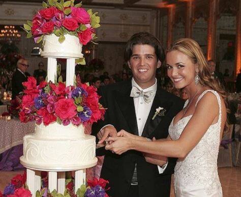 ડોનાલ્ડ ટ્રમ્પ જૂનિયર અને વેનેસાએ વર્ષ 2005માં લગ્ન કર્યા હતા. આ બંનેના 5 બાળકો છે. લગ્ન પહેલાં વેનેસા એક મોડલ હતી. ઘટના બાદ ટ્રમ્પના દીકરા ડોનાલ્ડ જૂનિયરે ટ્વિટર પર લખ્યું કે, ધન્યવાદ, આજે સવારે બનેલી ડરામણી ઘટના બાદ વેનેસા અને મારાં બાળકો સુરક્ષિત છે. કેટલાંક લોકો ઘૃણાસ્પદ રીતે વિરોધી વિચારોને વ્યક્ત કરી રહ્યા છે.