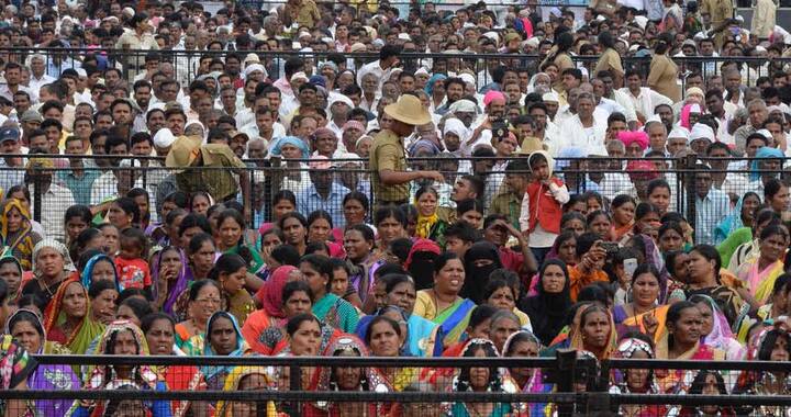 રાહુલે એચકેઈએસ કન્વેન્શન હોલમાં એક કાર્યક્રમમાં કહ્યું કે, નોટબંધીનો આઇડિયા ન તો આરબીઆઈનો હતો કે ન તો નાણા મંત્રી અરૂણ જેટલી કે નાણા મંત્રાલયના કોઈ અધિકારીનો. આરએસએસના એક પદાધિકારીએ આઇડિયા આપ્યો હતો. આરએસએસે વડાપ્રધાનના દિમાગમાં આઇડિયા નાંખ્યો અને પીએમે તેના પર કામ કર્યું.
