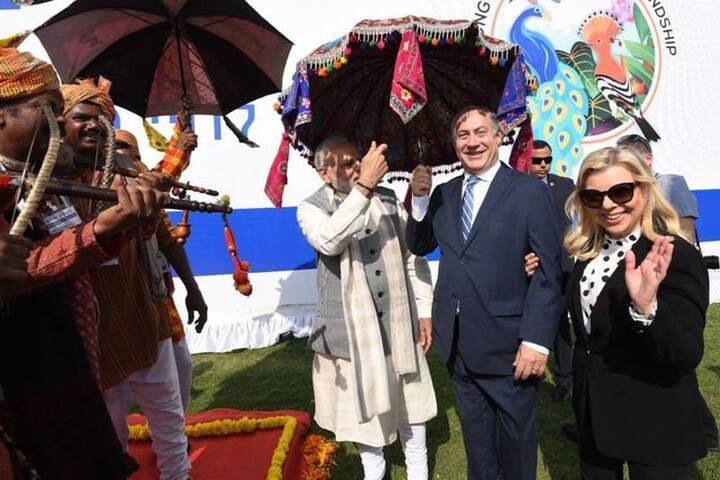 નેતન્યાહૂ પર કેસ ચલાવવો કે નહીં તે હવે અટોર્ની જનરલ નક્કી કરશે. કેસની ભલામણ બાદ નેતન્યાહૂએ પોલીસ પર પલટવાર કરતાં કહ્યું કે, છેલ્લા થોડા વર્ષોમાં આશરે 15 મામલામાં મારા પર કેસ ચાલ્યા છે. તેમાં કંઇ થયું નથી અને આમાં પણ કંઈ નહીં થાય. નેતન્યાહૂએ સ્પષ્ટતા કરી કે તેઓ રાજીનામું નહીં આપે અને જવાબદારીથી તેમનું કામ કરતાં રહેશે.