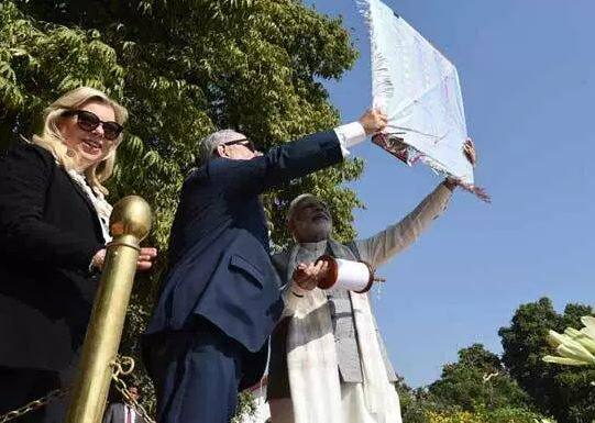 નેતન્યાહૂ ભારત પ્રવાસે આવ્યા ત્યારે અમદાવાદમાં મોદી સાથે પતંગ ચગાવ્યો હતો ત્યારની ફાઇલ તસવીર.