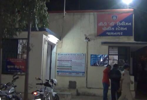 જામનગરમાં હૈયુ હચમચાવી દેનાર નવ વર્ષની માસુમ ફુલ જેવી બાળકી પર સાવકા સગીર ભાઈએ દુષ્કર્મ આચરીને મોતને ઘાટ ઉતારવાના બનાવની પોલીસ તપાસમાં બાળકી પર અગાઉ પણ સાવકા ભાઈએ અનેક વખત અત્યાચાર ગુજાર્યો હોવાનું ખુલતા સાવકા ભાઈ પ્રત્યે ચોમેરથી ફિટકારની લાગણી વરસી રહી છે.