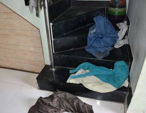 સોમવારે રાતે ભાઈ-બહેન સાથે જમ્યા બાદ સૂઈ ગયા હતા. મંગળવારે સવારે ઈશુ જે પલંગ પર સૂતી હતી તેના પરથી નીચે પડી ગયેલી હાલતમાં જોવા મળતા સાવકા ભાઈએ સંબંધી ભરતભાઈને બેન બેશુદ્ધ હાલતમાં પડી હોવાની જાણ કરી હતી. આથી ભરતભાઈ તાકીદે કૃષ્ણનગર દોડી આવ્યા હતા અને બાદમાં બંને ઈશુને રિક્ષામાં જી.જી. હોસ્પિટલ લઈ આવ્યાની કેફિયત આપી હતી.