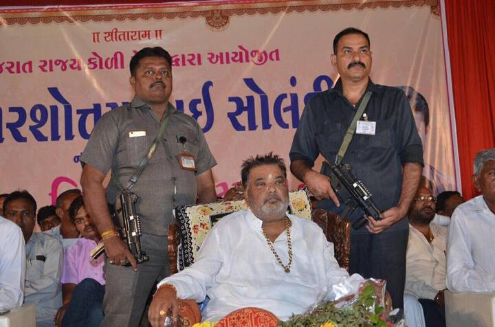 ભાજપ અને કોંગ્રેસે અન્યાય કર્યો છે તેવા લાગણીથી પીડાતા ભાજપના રાજ્ય કક્ષાના મંત્રી પરસોત્તમ સોલંકી અને કોંગ્રેસમાં કોળી સમાજનો ચહેરો ગણાતા ધારાસભ્ય કુંવરજી બાવળિયા તેમને તેમના જ રાજકીય પક્ષથી અન્યાય થતો હોવાની લાગણીથી ખિન્ન છે.