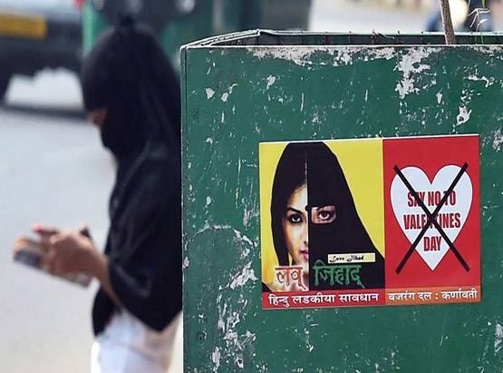 ઉત્તરપ્રદેશની તાજનગરી આગરામાં પણ એક હિન્દુવાદી સંગઠને પ્રેમી પંખીડાને લાકડીથી માર મારી ધમકી આપી છે.