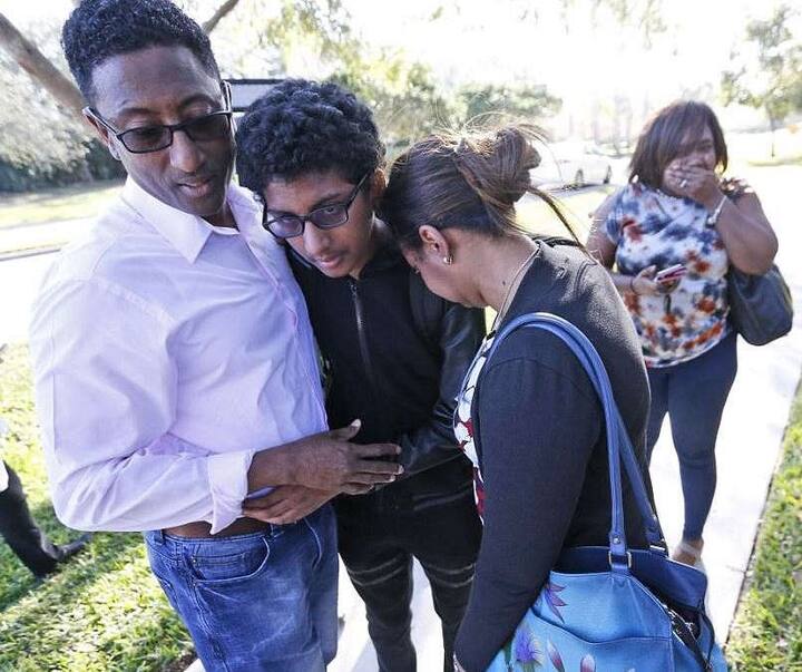 ફ્લોરિડાના ગવર્નર રિક સ્કોટે જણાવ્યું કે, તેમણે ફાયરિંગને લઇ રાષ્ટ્રપતિ ટ્રમ્પ સાથે પણ વાતચીત કરી છે. રાષ્ટ્રપતિ ટ્રમ્પે આ ઘટના પર પીડિત પરિવારોને સાંત્વના આપી છે.