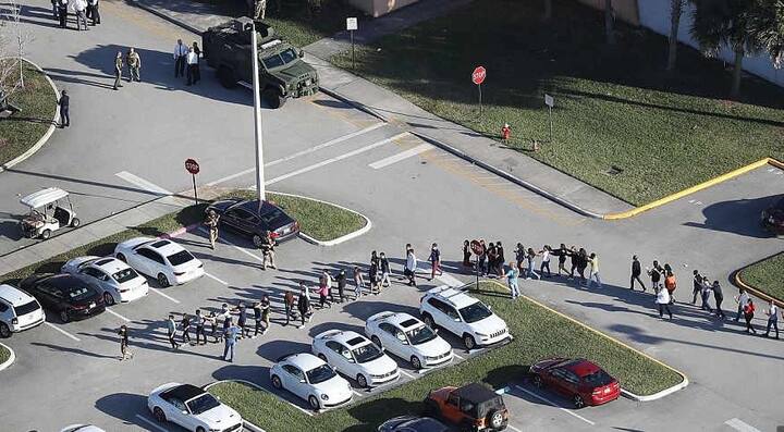 ફાયરિંગની ઘટના બાદ સ્કૂલમાં બહાર નીકળતાં સ્ટુડન્ટ્સ