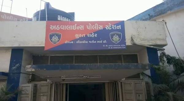 આ અંગેની વિગોત એવી છે કે, નવસારી બજાર ગોપી તળાવ સામે આવેલા મંદિરમાં આચાર્ય વિરમુનિ શ્રી શીવાલય પાંડે મહારાજ છેલ્લા 15 વર્ષથી પુજારી છે. પુજારી કેટલાક બાળકોને ચોકલેટ અને પતંગના બહાને બોલાવતો હતો.