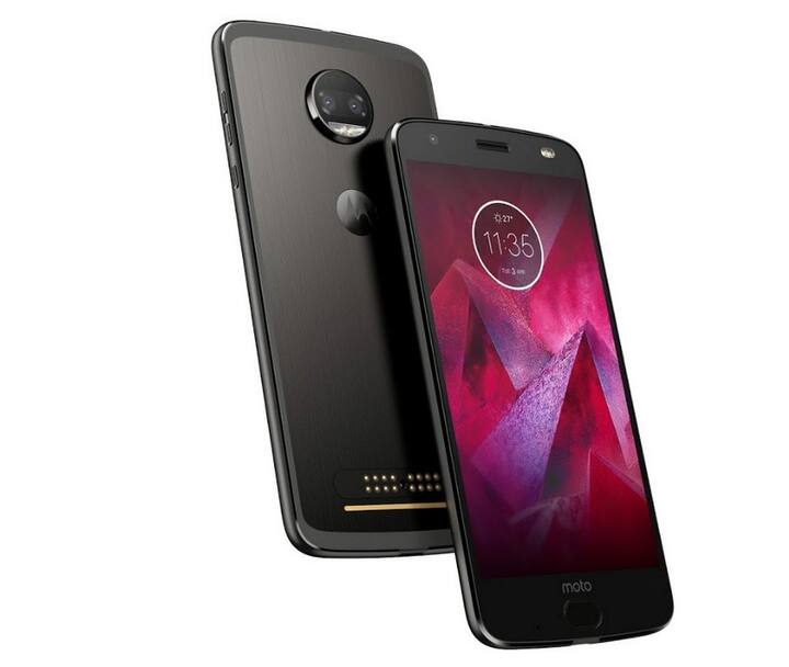 Moto Z2 Forceમાં 5.5 ઇંચની ક્વાડ એચડી ડિસ્પ્લે આપવામાં આવી છે અને ના તૂટવાવાળી ડિસ્પ્લે પેનલ લગાવવામાં આવી છે. આ સ્માર્ટફોનમાં ક્વાલકૉમ સ્નેપડ્રેગન 835 પ્રૉસેસર આપવામાં આવ્યું છે. આના બે વેરિએન્ટ છે જેમાં એકમાં 4GB રેમની સાથે 64GBની ઇન્ટરનલ મેમરી આપવામાં આવી છે, જ્યારે બીજા વેરિએન્ટમાં 6GB રેમની સાથે 128GB ઇન્ટરનલ મેમરી આપવામાં આવી છે. તમે માઇક્રો એસડી કાર્ડથી આને વધારી શકો છો. 