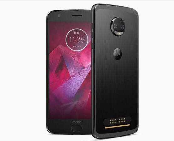 Moto Z2 Force એન્ડ્રોઇડનું લેટેસ્ટ વર્ઝન Oreo આપવામાં આવ્યું છે. ફોટોગ્રાફી માટે આમાં 12 મેગાપિક્સલનો રિયર કેમેરો આપવામાં આવ્યો છે, જેમાં ફેસ ડિટેક્શન ઓટો ફોક, લેઝર ઓટો ફોકસ અને ડ્યૂલ એલઇડી ફ્લેશ આપવામાં આવી છે. સેલ્ફી માટે આમાં 5 મેગાપિક્સલનું સેન્સર આપવામાં આવ્યું છે. 