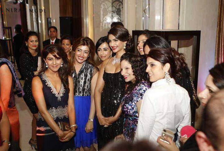 અમી મોદી પાસે બૉલીવુડથી લઇ હૉલીવુડના એક્ટ્રેસ-એક્ટ્રીસના કૉન્ટેક્ટ છે, અમી મોટી મોટી ભવ્ય પાર્ટીઓ કરવાની શોખીન હતી. 