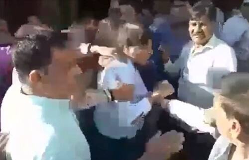 સેવક તરીકે ફરજ બજાવતા વિષ્ણુપ્રસાદે જણાવ્યું હતું કે, ડાકોર ટેમ્પલ કમિટિના મેનેજર રૂપેશ શાસ્ત્રીએ નિમણૂંક બાદ બે ટ્રસ્ટીને બહાર કાઢવામાં આવ્યા હતાં. હાલ કોરમ વગર જ મિટિંગ મળી રહી છે અને ઠરાવો પસાર કરવામાં આવે છે. 