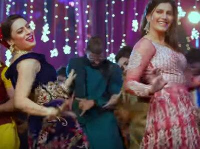 ઉલ્લેખનીય છે કે વીરે દી વેડિંગ હોળીના અવસર પર 2 માર્ચના રોજ રજુ થશે. ફિલ્મમાં કરીના કપૂર, સ્વરા ભાસ્કર, પુલકિત સમ્રાટ, જિમી શેરગિલ મુખ્ય પાત્રમાં જોવા મળશે. ફિલ્મમાં આ આઈટમ સોંગ સુનિધિ ચૌહાણે ગાયુ છે.