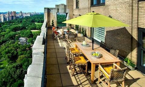 નિરવનો ભાઈ નિશાલ બેલ્જિયમનો નાગરિક છે. નીરવ, તેની પત્ની અમી, ભાઈ નિશાલ અને બિઝનેસ પાર્ટનર મેહુલ ચોકસીએ જાન્યુઆરીના પહેલા અઠવાડિયામાં જ દેશ છોડી દીધો હતો.