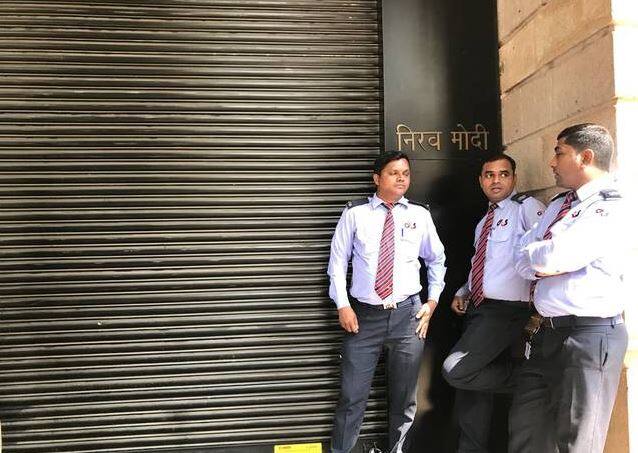 મુંબઈ/બેલ્જિયમઃ નીરવ મોદી કેસમાં CBI દ્વારા આજે મોટી કાર્યવાહી કરવામાં આવી હતી. સીબીઆઈ આ સંદર્ભે ત્રણ લોકોની ધરપકડ કરી છે. પંજાબ નેશનલ બેંકના તત્કાલીન ડેપ્યુટી મેનેજર ગોકુલનાથ શેટ્ટી, પીએનબીના સિંગલ વિન્ડો ઓપરેટર મનોજ ખરાત અને નીરવ મોદી ગ્રુપ ઓફ ફર્મ્સના ઓથોરાઇઝ્ટ સિગ્નેટરી હેમંત ભટની ધરપકડ કરવામાં આવી છે. આ ત્રણેય લોકોને આજે મુંબઈની સ્પેશિયલ સીબીઆઈ કોર્ટમાં હાજર કરવામાં આવ્યા હતા.