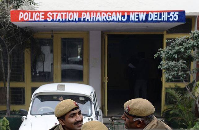 ઘાયલ પતિએ પોલીસને જણાવ્યું કે તેની પત્ની અગાઉ પણ ઘરમાંથી નીકળીને પહાડગંજની ચૂના મંડીમાં આરોપીને મળતી રહી છે. આ કારણે જ્યારે તે ગત રાતે ઘરથી નીકળી તો તેને શોધવા ચૂના મંડી પહોંચી ગયો.