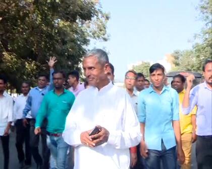 ગાંધીનગર હોસ્પિટલમાં કરશનભાઈ સોલંકીનો ટપલીદાવ થતાં ત્યાંથી દોડીને રોડ પર આવી ગયા હતા અને પોલીસની મદદ માંગી હતી. કરશનભાઈ સોલંકીનો ટપલીદાવ થતાં તેઓ ગુસ્સે ભરાયા હતા. ટપલીદાવ બાદ લોકોનાં ટોળાં વળ્યાં હતાં. 