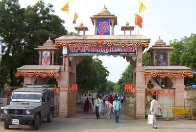 બીજી તરફ મૃત અમિતના પિતા વિજયસિંહે મીડિયાને જણાવ્યું હતું કે, ઘણા સમયથી પુત્રને ઘરે લઈ જવા પ્રયાસ કરતો હતો પરંતુ આશ્રમવાળાએ કદી મારા પુત્રને લઈ જવા દીધો નહતો. આશ્રમવાળા હવે મને મારા પુત્રનો મૃતદેહ સોંપી રહ્યા છે.