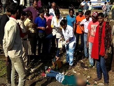 વલસાડઃ વલસાડની યુવતીને સંગમ નામના યુવક સાથે સંબંધો બંધાયા હતા. બંનેની અંગત પળોની તસવીરો સંગમે લીધી હતી. સંગમ સાથે અણબનાવ થતાં યુવતીએ સંગમને ધમકી આપતાં સંગમે આ તસવીરો એક મિત્રને બતાવી હતી. આ વાતની ખબર પડતાં યુવતીએ આપઘાત કરી લીધો હોવાની કરૂણ ઘટના બની છે.