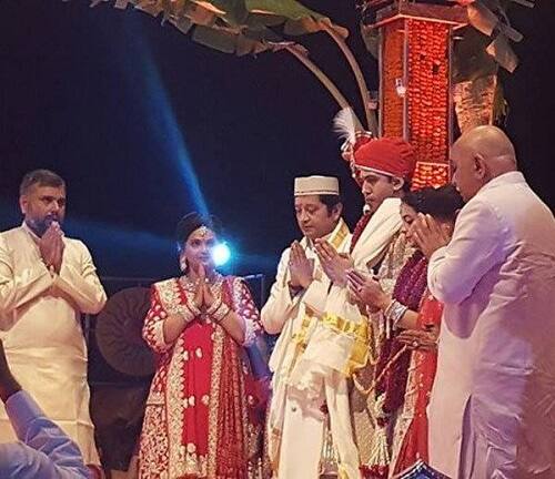 ઈશેતાના પિતા દત્તારાજ દેશની સૌથી જાણીતી ફૂટબોલ ટીમના માલિક છે, તેમજ ગોવા અને વિદેશમાં અનેક રિપોર્ટ અન્ય બિઝનેસ ધરાવે છે.