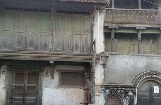 અમેરિકાની ધ Wharton Schoolમાં અમી અને નીરવ મોદી સાથે અભ્યાસ કરતાં હતાં. અમી મોદી અભ્યાસ પૂર્ણ કર્યા પછી પતી નીરવ મોદી સાથે બિઝનેસમાં જોડાઈ ગઈ હતી.