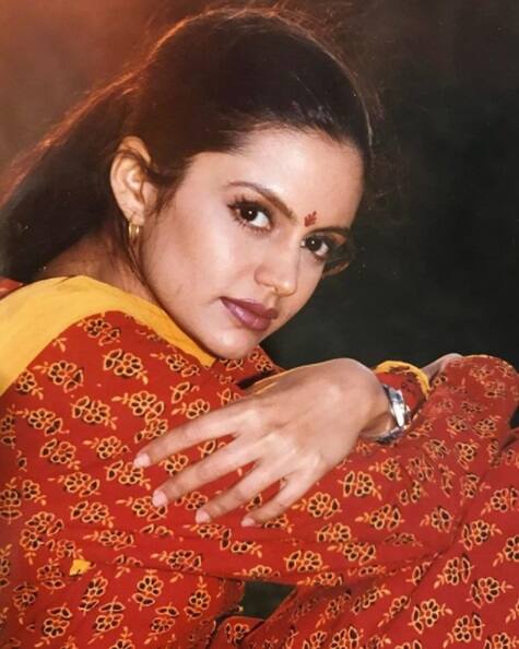 મંદિરાએ પોતાની આ તસવીરો શેર કરતાં લખ્યું છે કે #saturdaystyle from 20years ago! Jaane kahaan gaye woh din!!