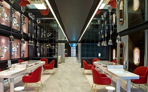 પંજાબ નેશન બેંક (પીએનબી)ને 11 હજાર 300 કરોડનું કૌભાંડ આચરનાર અને બીજો ‘માલ્યા’ કહેનાર નિરવ મોદી અમેરિકામાં જલસાથી રહે છે? ટીવી રિપોર્ટ્સના જણાવ્યા અનુસાર તે ન્યૂ યોર્કની સૌથી મોંઘી હોટલમાં જેડ બ્લુ મેરિયટના એસેક્સ હાઉસના બહુ જ મોંઘા શૂટમાં પોતાના પરિવાર સાથે રોકાયો છે. નિરવની પત્ની અમી અમેરિકન નાગરિક છે.