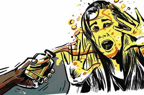 એસિડના કારણે ચહેરા, હાથ અને છાતીના ભાગે દાઝી ગયેલી પરિણીતા એ બૂમાબૂમ કરતા પતિ દોડી ગયો હતો અને સિવિલ હોસ્પિટલમાં સારવાર માટે લઈ ગયો હતો. જે દરમિયાન તે પણ હાથના ભાગે દાઝી ગયો હતો. ઘટનાની જાણ થતાં ડીવાયએસપી, પીઆઈ, પીએસઆઈ સહિતના અધિકારીઓ દોડી જઈ યુવતીની ફરિયાદ લેવા તજવીજ હાથ ધરી હતી.