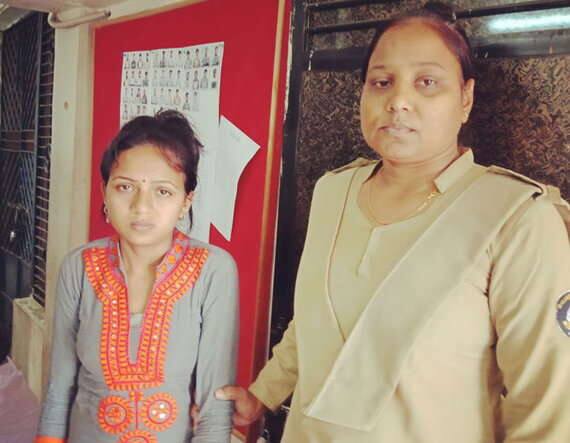  સવારના સમયે પોલીસને ઘટનાની જાણ થતાં ઘટના સ્થળે પોલીસ આવી હતી. વડુ પોલીસ મથકના પી.આઈ મનોજ સ્વામીને આ હત્યાની ઘટનામાં અનેક શંકાઓ જતાં મૃતકની પત્ની પૂજાની આકરી પૂછપરછ હાથ ધરી હતી. સાથે ઘટનાનો ભેદ ઉકેલવા માટે એફ.એસ.એલ અને ડોગ સ્કવોર્ડની પણ મદદગારી લેવાઈ હતી.