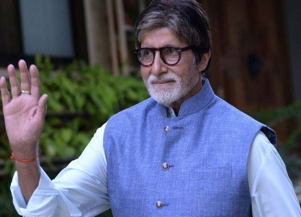 અમિતાબ બચ્ચન નિયમિત તેમના બંગલાની બહાર પ્રશંસકોનું અભિવાદન સ્વીકારે છે.