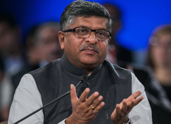 કોંગ્રેસના આરોપ બાદ ભારત સરકારના મંત્રી રવિશંકર પ્રસાદે સ્પષ્ટતા આપતાં કહ્યું કે, દાવોસ પ્રવાસ દરમિયાન નીરવ મોદી પીએમ મોદીના પ્રતિનિધિમંડળનો હિસ્સો નહોતા. તેમની સાથે સુરક્ષાકર્મી અને સરકારી મીડિયા હતા.