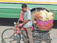 રાજસ્થાનમાં સાઈકલ પર પાપડ વેચી રહ્યો છે આ બોલિવુડ સુપરસ્ટાર