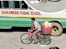 રાજસ્થાનમાં સાઈકલ પર પાપડ વેચી રહ્યો છે આ બોલિવુડ સુપરસ્ટાર