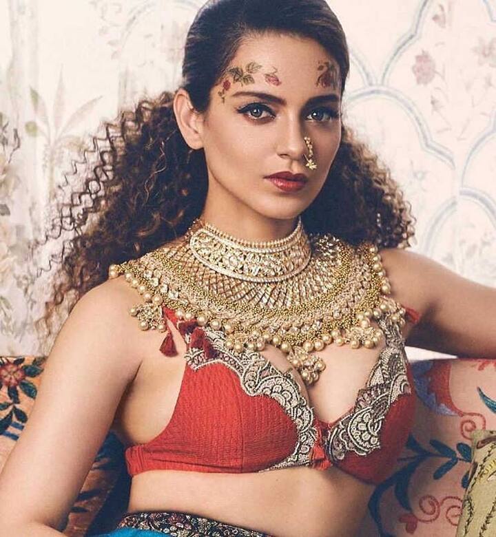 સમાચારોનું માનીએ તો કંગના રનૌત પોતાના ગૃહ રાજ્ય હિમાચલ પ્રદેશમાં રાજકારણમાં પ્રવેશી શકે છે. કંગના હિમાચલ પ્રદેશના મંડીની રહેવાસી છે અને તેનું પ્લાનિંગ છે કે તે પોતાના વિસ્તારમાં ભાજપની ટિકીટ પરથી ચૂંટણીમાં મેદાનમાં ઉતરે. સુત્રોએ જણાવ્યું કે કંગના આજકાલ રાજકારણના કામકાજની રીત અને માહોલને સમજવાની કોશિશ કરી રહી છે. 