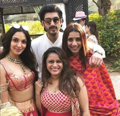 મોહિત અને અંતરા એકબીજાને લાંબા સમયથી ડેટ કરી રહ્યાં હતા. જે પછી હવે તેમણે લગ્ન કરવાનો નિર્ણય કર્યો. સોશિયલ મીડિયા પર મહેંદીની વિધિની તસવીરો વાયરલ થઈ રહી છે. જેમાં અર્જૂન કપૂર અને આથિયા શેટ્ટી ‘બનજા તૂ મેરી રાની’ ગીત પર ડાન્સ કરતા જોવા મળે છે. વળી બીજી તરફ દુલ્હન અંતરાએ મહેંદી સેરેમનીમાં પિંક લહેંગા સાથે ફૂલોની જ્વેલરી પહેરી હતી.