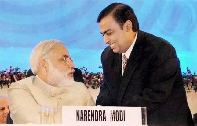 વાયબ્રન્ટ ગુજરાત ગ્લોબલ ઇન્વેસ્ટર્સ સમિટમાં ગુજરાતના તત્કાલીન મુખ્યમંત્રી નરેન્દ્ર મોદી સાથે વાત કરતાં રિલાયન્સ ઇન્ડસ્ટ્રીઝના ચેરમેન મુકેશ અંબાણીની ફાઇલ તસવીર.