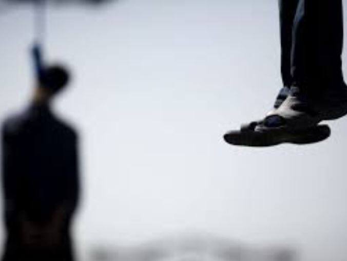 સુસાઇડ કરતાં પહેલાં યુવકે રૂમની દીવાલો અને ડ્રેસિંગ ટેબલના કાચ પર સુસાઈડ નોટ લખી હતી. 