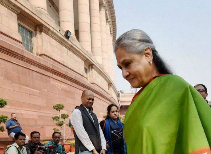 અમિતાભના પત્ની જયા બચ્ચન હાલ સમાજવાદી પાર્ટીમાંથી રાજ્યસભા સાંસદ છે. એપ્રિલમાં તેમનો કાર્યકાળ પૂરો થઈ રહ્યો છે. 2007માં એક ઇન્ટરવ્યુમાં જયા બચ્ચને કહ્યું કે તેમણે કોંગ્રેસનો નહીં પણ કોંગ્રેસે અમારો સાથ છોડી દીધો.