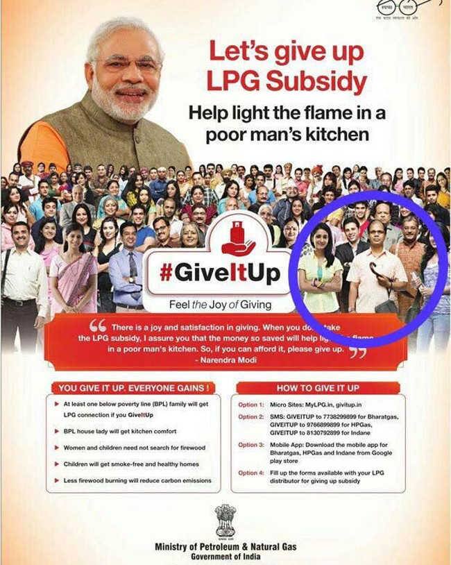 કેજરીવાલ સરકારની જાહેરાતને લઇને સોશ્યલ મીડિયા પર મજાક ઉડી રહી છે, તેના પર કેન્દ્ર સરકારની એક જાહેરાતની તસવીર ચોરવાનો આરોપ લાગી રહ્યો છે, આને લઇને દિલ્હીમાં રાજકારણ ગરમાઇ ગયું છે. 