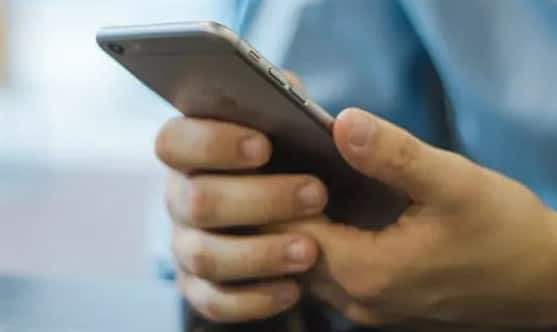 યુવતીએ ફરિયાદ કરી હોવાની જાણ થતાં જ આરોપી પલાયન થઈ ગયો છે. પોલીસ હાલ તેના મોબાઇલ નંબરના આધારે શોધખોળ કરી રહી છે. (તસવીરોનો ઉપયોગ માત્ર પ્રસ્તુતિકરણ માટે કરવામાં આવ્યો છે)