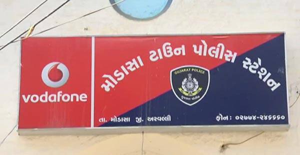 જ્યારે આ ઘટનામાં હોટેલ સ્ટાફના જવાબો તેમજ ભોગ બનનાર મહિલા કર્મચારીની ડોકટરી તપાસ કરાવી આરોપીને પકડી પાડવા ચક્રો ગતિમાન કર્યા છે. આ ઘટના બન્યા બાદ ડુંગરપુર જિલ્લા પોલીસ વડાએ આરોપી પીએસઆઇની વીંછીવાડા પોલીસ સ્ટેશનમાંથી તત્કાલ અસરથી ડુંગરપુર ખાતે બદલી કરી દીધી છે. ત્યારે હાલ તો આ પ્રજાનું રક્ષણ કરનાર હવસખોર પોલીસ અધિકારી પોલીસ પક્કડથી દૂર છે.