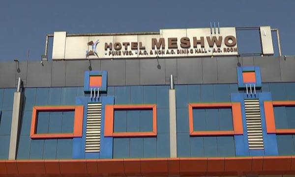 શામળાજીઃ રાજસ્થાનના વીંછીવાડા પોલીસ સ્ટેશનમાં ફરજ બજાવતા પીએસઆઇ સામે સાથી મહિલા પોલીસકર્મીએ તપાસના બહાને શામળાજીની હોટલમાં લઈ જઈને બળાત્કાર ગુજાર્યો હોવાની ફરિયાદ કરી છે. મહિલા પોલીસકર્મીએ શામળાજી પોલીસ સ્ટેશનમાં ફરિયાદ નોંધાવતાં પોલીસે બળાત્કારનો ગુનો દાખલ કરી પીએસઆઇની ધરપકડના ચક્રો ગતિમાન કર્યા છે.