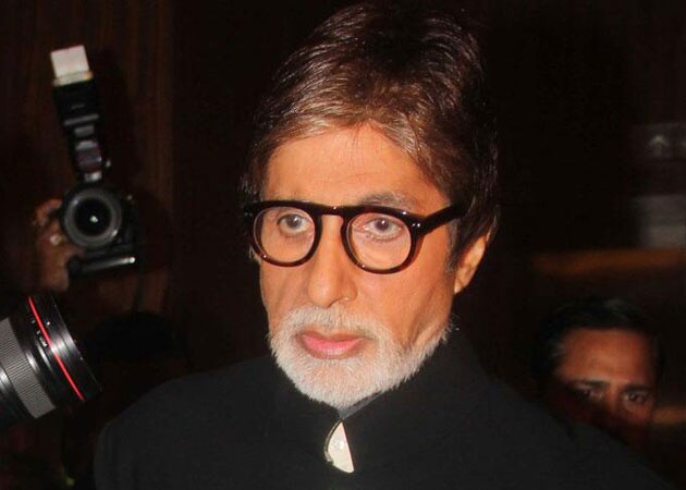 amitabh bachchan staff member tests positive for covid 19 Amitabh Bachchan :  बिग बींच्या घरात कोरोनाचा शिरकाव; बंगल्यावर काम करणारा एक कर्मचारी कोरोनाबाधित