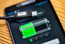 दो साल की बच्ची ने टॉफी समझकर निगल ली रिमोट की बैट्री, खाने की नली में हुआ छेद, कुछ देर बाद हो गई मौत